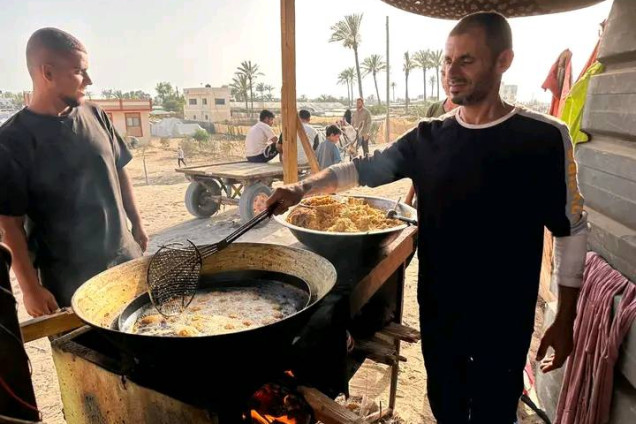 فلافل أبو سينا يعود للعمل في خانيونس خلال الحرب